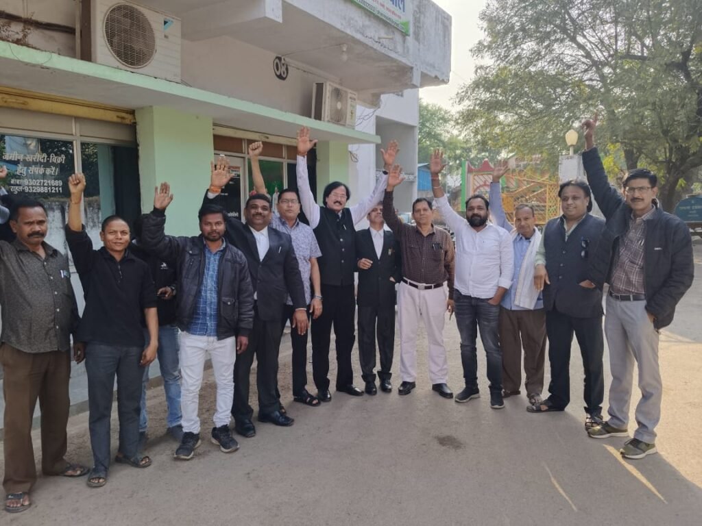 <em>142 सांसदों के निष्कासन का मामला- देश की संसद में अडानी के खिलाफ चर्चा पर कांग्रेस सांसदों के निष्कासन पर शक्ति के कांग्रेसियों ने दिया नगर पालिका के बाहर धरना, जिला अध्यक्ष त्रिलोकचंद जायसवाल ने कहा- भारत का लोकतंत्र खतरे में, कांग्रेसियों ने कहा- भाजपा संसद चलाने में कर रही </em>मनमानी kshititech