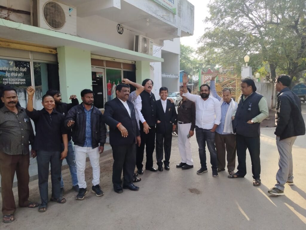 <em>142 सांसदों के निष्कासन का मामला- देश की संसद में अडानी के खिलाफ चर्चा पर कांग्रेस सांसदों के निष्कासन पर शक्ति के कांग्रेसियों ने दिया नगर पालिका के बाहर धरना, जिला अध्यक्ष त्रिलोकचंद जायसवाल ने कहा- भारत का लोकतंत्र खतरे में, कांग्रेसियों ने कहा- भाजपा संसद चलाने में कर रही </em>मनमानी kshititech