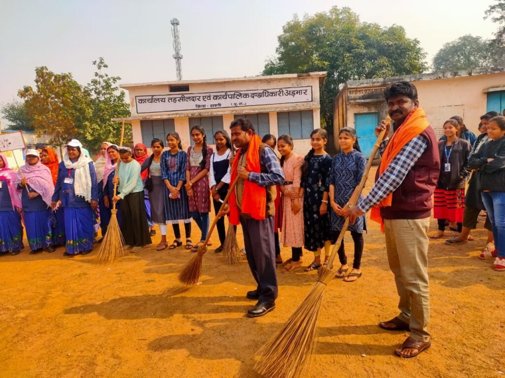 <em>नगर पंचायत अड़भार में हुआ सुशासन दिवस कार्यक्रम,स्वच्छता अभियान के साथ ही संकल्प रूपी शपथ दिलाई गई सदस्यों को, शहर में निकली स्वच्छता रैली साथ ही विभिन्न प्रतिस्पर्धाओं का भी हुआ आयोजन</em>, जनप्रतिनिधियों ने कहा- अटल जी ने किया था छत्तीसगढ़ का निर्माण, उनके आदर्शों को आत्मसात करते हुए विष्णु देव की सरकार मना रही सुशासन दिवस kshititech