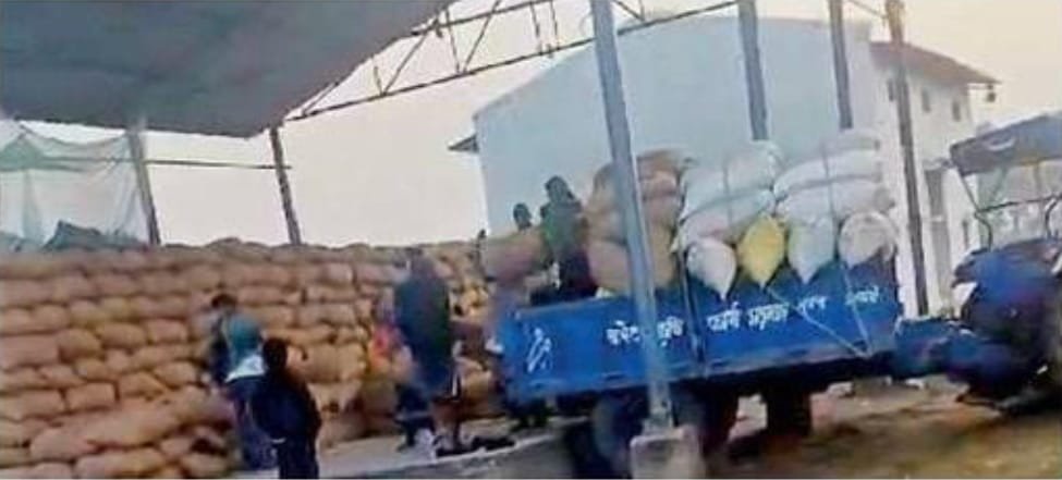 <em>धान खरीदी केंद्र में किसानों से तौल में अधिक धान लेने की हुई शिकायत, कलेक्टर शक्ति को पूर्व नगर पंचायत अध्यक्ष कार्तिक राम रात्रे ने भेजा ज्ञापन, तहसीलदार को भी करी शिकायत, कार्तिक ने कहा- दो-दो किलो धान गीला के नाम पर लिया जा रहा अधिक</em> <em>धान खरीदी केंद्र में किसानों से तौल में अधिक धान लेने की हुई शिकायत, कलेक्टर शक्ति को पूर्व नगर पंचायत अध्यक्ष कार्तिक राम रात्रे ने भेजा ज्ञापन, तहसीलदार को भी करी शिकायत, कार्तिक ने कहा- दो-दो किलो धान गीला के नाम पर लिया जा रहा अधिक</em> kshititech