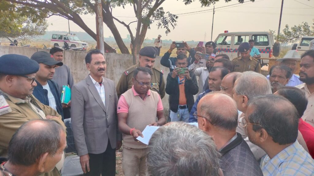 <em>अवैध रूप से बन रही कोल साइडिंग के निर्माण को रोकने सर्वदलीय संघर्ष समिति ने दिया ज्ञापन,कोल माफियाओं द्वारा करवाए जा रहा निर्माण, पूरे शहर में साइडिंग को लेकर आक्रोश, कभी भी टूट सकता है जनता के गुस्से का गुब्बार</em>, नगर पालिका के निर्णय के विरोध में माफियाओं का चल रहा राज, प्रशासन बेबस <em>अवैध रूप से बन रही कोल साइडिंग के निर्माण को रोकने सर्वदलीय संघर्ष समिति ने दिया ज्ञापन,कोल माफियाओं द्वारा करवाए जा रहा निर्माण, पूरे शहर में साइडिंग को लेकर आक्रोश, कभी भी टूट सकता है जनता के गुस्से का गुब्बार</em>, नगर पालिका के निर्णय के विरोध में माफियाओं का चल रहा राज, प्रशासन बेबस kshititech