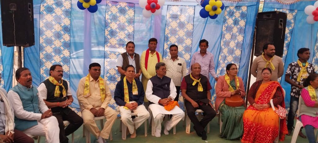 नेता प्रतिपक्ष जी की धार्मिक आस्था-- <em>शक्ति में भागवत कथा श्रवण करने पहुंचे नेता प्रतिपक्ष महंत ने कहा- कथा श्रवण से मनुष्य को होती है मोक्ष की प्राप्ति, भगवान कृष्ण जी को अपने जीवन में उतारे एवं प्रत्येक कार्य को उनके स्मरण से करें शुभारंभ,महंत के रेस्ट हाउस पहुंचने पर कार्यकर्ताओं ने भी किया उनका स्वागत</em>,सक्ति के अखराभाटा में मोहल्ले वासियों द्वारा करवाई जा रही है सार्वजनिक श्रीमद् भागवत कथा नेता प्रतिपक्ष जी की धार्मिक आस्था-- <em>शक्ति में भागवत कथा श्रवण करने पहुंचे नेता प्रतिपक्ष महंत ने कहा- कथा श्रवण से मनुष्य को होती है मोक्ष की प्राप्ति, भगवान कृष्ण जी को अपने जीवन में उतारे एवं प्रत्येक कार्य को उनके स्मरण से करें शुभारंभ,महंत के रेस्ट हाउस पहुंचने पर कार्यकर्ताओं ने भी किया उनका स्वागत</em>,सक्ति के अखराभाटा में मोहल्ले वासियों द्वारा करवाई जा रही है सार्वजनिक श्रीमद् भागवत कथा kshititech