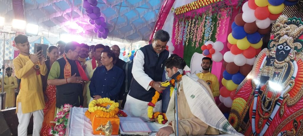 नेता प्रतिपक्ष जी की धार्मिक आस्था-- <em>शक्ति में भागवत कथा श्रवण करने पहुंचे नेता प्रतिपक्ष महंत ने कहा- कथा श्रवण से मनुष्य को होती है मोक्ष की प्राप्ति, भगवान कृष्ण जी को अपने जीवन में उतारे एवं प्रत्येक कार्य को उनके स्मरण से करें शुभारंभ,महंत के रेस्ट हाउस पहुंचने पर कार्यकर्ताओं ने भी किया उनका स्वागत</em>,सक्ति के अखराभाटा में मोहल्ले वासियों द्वारा करवाई जा रही है सार्वजनिक श्रीमद् भागवत कथा नेता प्रतिपक्ष जी की धार्मिक आस्था-- <em>शक्ति में भागवत कथा श्रवण करने पहुंचे नेता प्रतिपक्ष महंत ने कहा- कथा श्रवण से मनुष्य को होती है मोक्ष की प्राप्ति, भगवान कृष्ण जी को अपने जीवन में उतारे एवं प्रत्येक कार्य को उनके स्मरण से करें शुभारंभ,महंत के रेस्ट हाउस पहुंचने पर कार्यकर्ताओं ने भी किया उनका स्वागत</em>,सक्ति के अखराभाटा में मोहल्ले वासियों द्वारा करवाई जा रही है सार्वजनिक श्रीमद् भागवत कथा kshititech