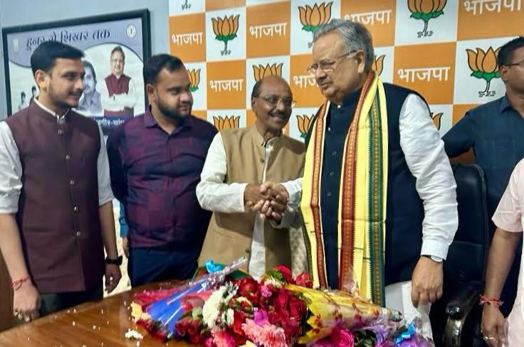 जीत से उत्साहित शक्ति के भाजपा नेता पहुंचे रायपुर-- <em>शक्ति के वरिष्ठ भाजपा नेता रामअवतार अग्रवाल एवं युवा नेता चिराग अग्रवाल ने रायपुर पहुंच कर दी डॉ रमन सिंह एवं बृजमोहन अग्रवाल को बधाई, रामअवतार ने कहा- छत्तीसगढ़ की ऐतिहासिक जीत ने नकारा 5 सालों की कुशासन की सरकार</em> की kshititech