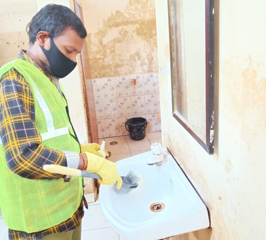 <em>शक्ति को स्वच्छ भारत के अंतर्गत सवारने की तैयारी- शक्ति शहर में सार्वजनिक शौचायलयों को नगर पालिका करेगी अपग्रेड- सीएमओ संजय सिंह एवम इंजीनियर ने किया शौचायलयों का निरीक्षण, शहर की सार्वजनिक व्यवस्थाओं का भी लिया जायजा</em> kshititech