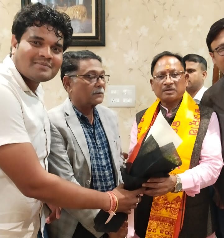 शक्ति के गोविंद देवांगन की मुख्यमंत्री से मुलाकात- <em>देवांगन समाज के जिला अध्यक्ष एवं भाजपा मंडल महामंत्री गोविंद ने करी मुख्यमंत्री विष्णु देव साय से मुलाकात, समाज की ओर से भी किया मुख्यमंत्री का स्वागत</em> kshititech