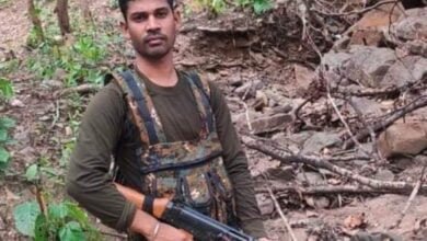 <em>नक्सलियों की कायराना करतूत में शहीद हुए शक्ति जिले के शहीद कमलेश साहू के परिजनों से ढांढस देने पहुंचे जिले के कलेक्टर/ एसपी, 14 दिसंबर को हसौद पहुंचेगा शहीद कमलेश का पार्थिव शरीर,सीएम साय भी शामिल हो सकते हैं अंतिम संस्कार में, तहसील साहू समाज अध्यक्ष रूपनारायण साहू ने भी दी श्रद्धांजलि</em> kshititech