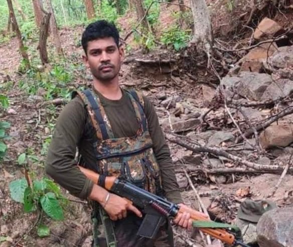 <em>नक्सलियों की कायराना करतूत में शहीद हुए शक्ति जिले के शहीद कमलेश साहू के परिजनों से ढांढस देने पहुंचे जिले के कलेक्टर/ एसपी, 14 दिसंबर को हसौद पहुंचेगा शहीद कमलेश का पार्थिव शरीर,सीएम साय भी शामिल हो सकते हैं अंतिम संस्कार में, तहसील साहू समाज अध्यक्ष रूपनारायण साहू ने भी दी श्रद्धांजलि</em> kshititech
