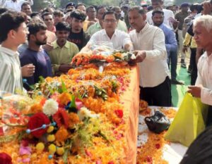 शहादत को नमन- <em>पूर्व नगर पालिका अध्यक्ष श्यामसुंदर अग्रवाल ने हसौद पहुंच कर दी शहीद कमलेश साहू को श्रद्धांजलि, श्यामसुंदर ने कहा- शक्ति जिले के वीर सपूत कमलेश साहू की शहादत नहीं जाएगी व्यर्थ</em>,शहीद के पार्थिव शरीर के पहुंचने पर दर्शन करने उमड़ पड़ा लोगों का हुजूम शहादत को नमन- <em>पूर्व नगर पालिका अध्यक्ष श्यामसुंदर अग्रवाल ने हसौद पहुंच कर दी शहीद कमलेश साहू को श्रद्धांजलि, श्यामसुंदर ने कहा- शक्ति जिले के वीर सपूत कमलेश साहू की शहादत नहीं जाएगी व्यर्थ</em>,शहीद के पार्थिव शरीर के पहुंचने पर दर्शन करने उमड़ पड़ा लोगों का हुजूम kshititech