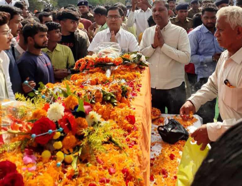 शहादत को नमन- <em>पूर्व नगर पालिका अध्यक्ष श्यामसुंदर अग्रवाल ने हसौद पहुंच कर दी शहीद कमलेश साहू को श्रद्धांजलि, श्यामसुंदर ने कहा- शक्ति जिले के वीर सपूत कमलेश साहू की शहादत नहीं जाएगी व्यर्थ</em>,शहीद के पार्थिव शरीर के पहुंचने पर दर्शन करने उमड़ पड़ा लोगों का हुजूम शहादत को नमन- <em>पूर्व नगर पालिका अध्यक्ष श्यामसुंदर अग्रवाल ने हसौद पहुंच कर दी शहीद कमलेश साहू को श्रद्धांजलि, श्यामसुंदर ने कहा- शक्ति जिले के वीर सपूत कमलेश साहू की शहादत नहीं जाएगी व्यर्थ</em>,शहीद के पार्थिव शरीर के पहुंचने पर दर्शन करने उमड़ पड़ा लोगों का हुजूम kshititech