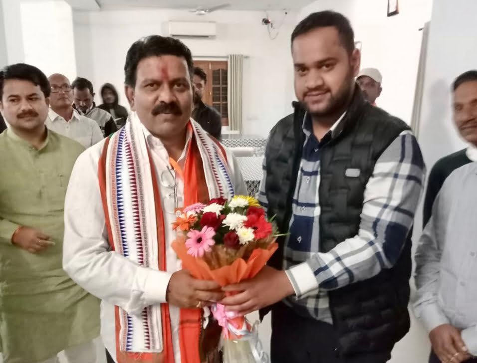 <em>छत्तीसगढ़ के उपमुख्यमंत्री से मिले शक्ति जिले के युवा भाजपा नेता चिराग अग्रवाल, नए दायित्व की दी बधाई</em>, शक्ति जिले के विकास को लेकर भी करी लंबी चर्चा, चिराग ने कहा- भाजपा सरकार बनने से युवाओं में है उत्साह, जिले में आने का दिया न्योता <em>छत्तीसगढ़ के उपमुख्यमंत्री से मिले शक्ति जिले के युवा भाजपा नेता चिराग अग्रवाल, नए दायित्व की दी बधाई</em>, शक्ति जिले के विकास को लेकर भी करी लंबी चर्चा, चिराग ने कहा- भाजपा सरकार बनने से युवाओं में है उत्साह, जिले में आने का दिया न्योता kshititech