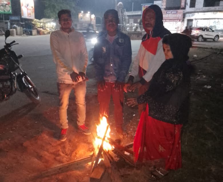 ठंड का आनंद अलाव से- <em>नगर पालिका शक्ति द्वारा शहर में ठंड को देखते हुए की गई अलाव की बेहतर व्यवस्थाएं,जगह-जगह लोग अलाव से ठंड का ले रहे आनंद</em>, सीएमओ संजय सिंह ने कहा- नगर पालिका शहर वासियों को बदलते मौसम से भी राहत देने है सक्रिय ठंड का आनंद अलाव से- <em>नगर पालिका शक्ति द्वारा शहर में ठंड को देखते हुए की गई अलाव की बेहतर व्यवस्थाएं,जगह-जगह लोग अलाव से ठंड का ले रहे आनंद</em>, सीएमओ संजय सिंह ने कहा- नगर पालिका शहर वासियों को बदलते मौसम से भी राहत देने है सक्रिय kshititech