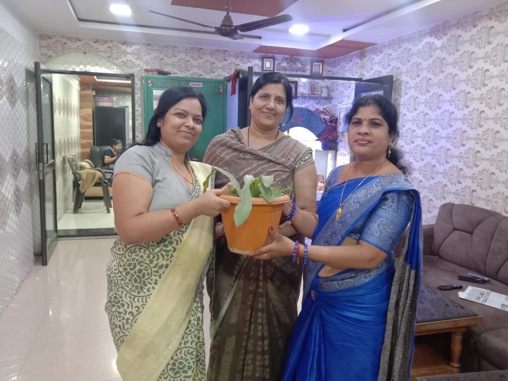 वृक्षारोपण का अद्भुत जुनून-- <em>शक्ति की वृक्ष मित्र रजनी राठौर कर रही वृक्षारोपण के प्रति लोगों को जागरूक- स्वयं घर-घर जाकर भेंट करती हैं पौधे, रजनी ने कहा- निरंतर करते रहना चाहिए वृक्षारोपण, पूर्व सरपंच सहित सामाजिक कार्यकर्ता भी है रजनी</em> kshititech