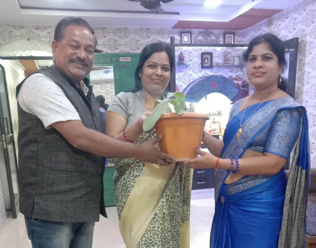 वृक्षारोपण का अद्भुत जुनून-- <em>शक्ति की वृक्ष मित्र रजनी राठौर कर रही वृक्षारोपण के प्रति लोगों को जागरूक- स्वयं घर-घर जाकर भेंट करती हैं पौधे, रजनी ने कहा- निरंतर करते रहना चाहिए वृक्षारोपण, पूर्व सरपंच सहित सामाजिक कार्यकर्ता भी है रजनी</em> kshititech