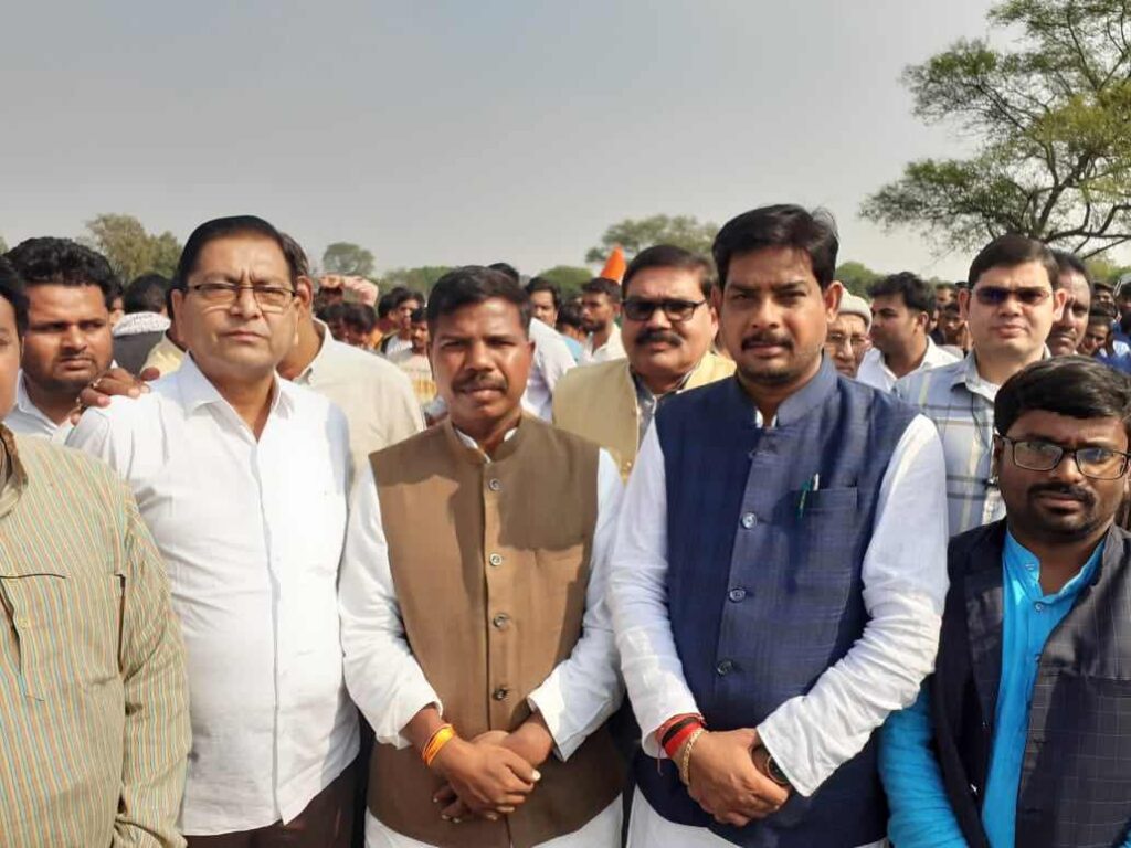 शहादत को नमन- <em>पूर्व नगर पालिका अध्यक्ष श्यामसुंदर अग्रवाल ने हसौद पहुंच कर दी शहीद कमलेश साहू को श्रद्धांजलि, श्यामसुंदर ने कहा- शक्ति जिले के वीर सपूत कमलेश साहू की शहादत नहीं जाएगी व्यर्थ</em>,शहीद के पार्थिव शरीर के पहुंचने पर दर्शन करने उमड़ पड़ा लोगों का हुजूम शहादत को नमन- <em>पूर्व नगर पालिका अध्यक्ष श्यामसुंदर अग्रवाल ने हसौद पहुंच कर दी शहीद कमलेश साहू को श्रद्धांजलि, श्यामसुंदर ने कहा- शक्ति जिले के वीर सपूत कमलेश साहू की शहादत नहीं जाएगी व्यर्थ</em>,शहीद के पार्थिव शरीर के पहुंचने पर दर्शन करने उमड़ पड़ा लोगों का हुजूम kshititech