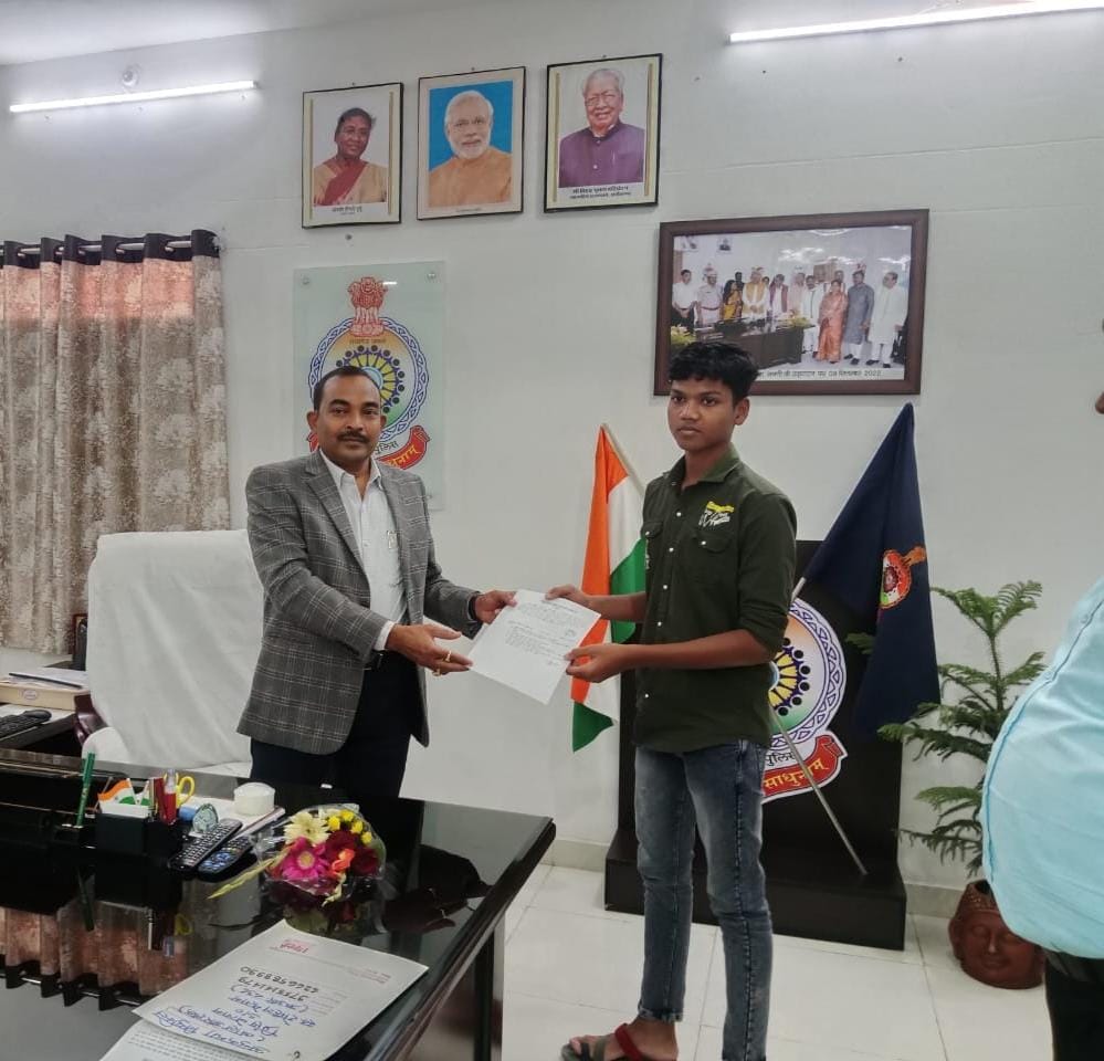 <em>आरक्षक पिता की मृत्यु पश्चात बालक </em>प्रिंस <em>को मिली बाल आरक्षक के रूप में नियुक्ति, शक्ति जिले के वरिष्ठ पुलिस अधीक्षक अहीरे ने दिया बाल आरक्षक को नियुक्ति पत्र, बिलासपुर आईजी के निर्देश पर की गई नियुक्ति</em> <em>आरक्षक पिता की मृत्यु पश्चात बालक </em>प्रिंस <em>को मिली बाल आरक्षक के रूप में नियुक्ति, शक्ति जिले के वरिष्ठ पुलिस अधीक्षक अहीरे ने दिया बाल आरक्षक को नियुक्ति पत्र, बिलासपुर आईजी के निर्देश पर की गई नियुक्ति</em> kshititech