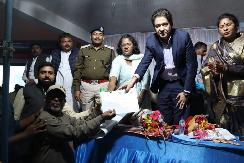 गढ़गोढ़ी पहुंचे कटारिया-<em>विकसित भारत संकल्प यात्रा का अंतिम व्यक्ति तक पहुंचे लाभ- अमित कटारिया,केंद्रीय नोडल अधिकारी अमित कटारिया पहुंचे जिले के दौरे पर,जनपद पंचायत सक्ती के गढ़गोढ़ी में आयोजित विकसित भारत संकल्प यात्रा का किया निरीक्षण, हितग्राहियों से की चर्चा</em> kshititech