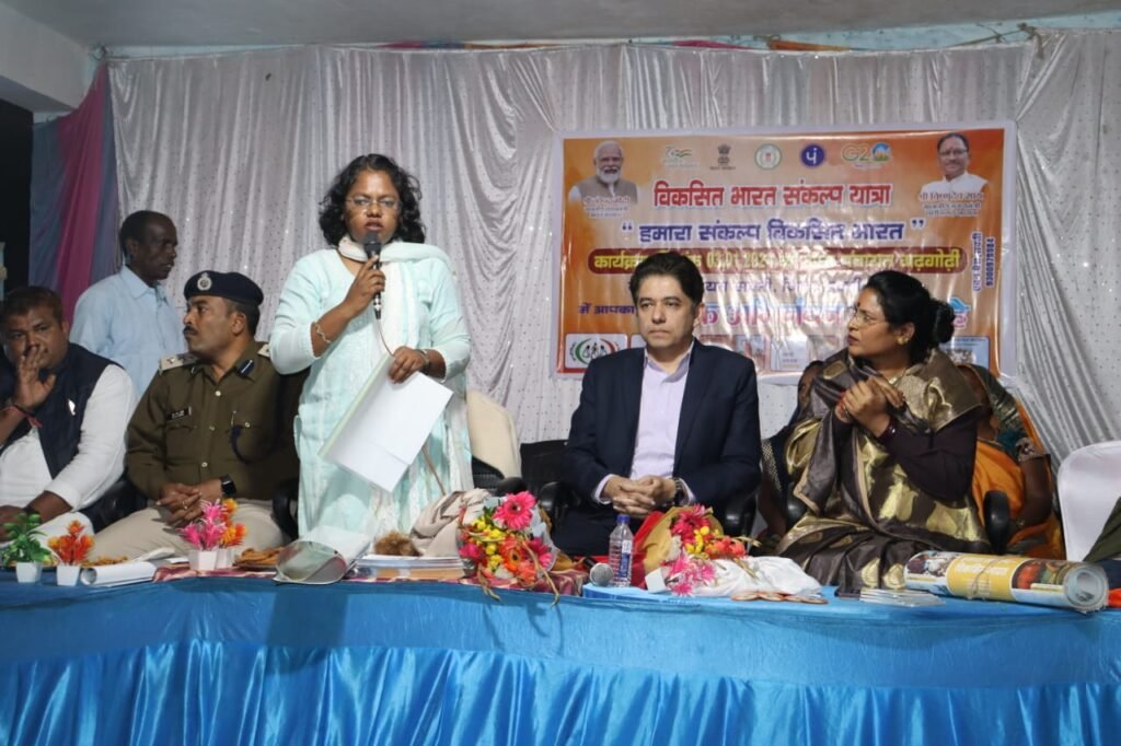 गढ़गोढ़ी पहुंचे कटारिया-<em>विकसित भारत संकल्प यात्रा का अंतिम व्यक्ति तक पहुंचे लाभ- अमित कटारिया,केंद्रीय नोडल अधिकारी अमित कटारिया पहुंचे जिले के दौरे पर,जनपद पंचायत सक्ती के गढ़गोढ़ी में आयोजित विकसित भारत संकल्प यात्रा का किया निरीक्षण, हितग्राहियों से की चर्चा</em> kshititech