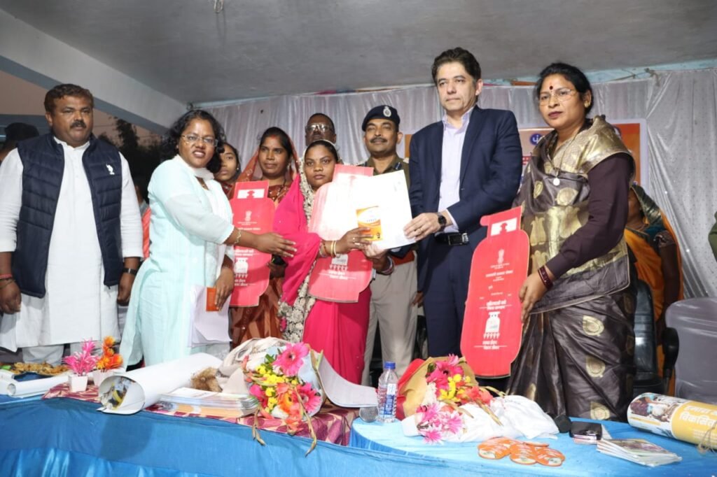 गढ़गोढ़ी पहुंचे कटारिया-<em>विकसित भारत संकल्प यात्रा का अंतिम व्यक्ति तक पहुंचे लाभ- अमित कटारिया,केंद्रीय नोडल अधिकारी अमित कटारिया पहुंचे जिले के दौरे पर,जनपद पंचायत सक्ती के गढ़गोढ़ी में आयोजित विकसित भारत संकल्प यात्रा का किया निरीक्षण, हितग्राहियों से की चर्चा</em> kshititech