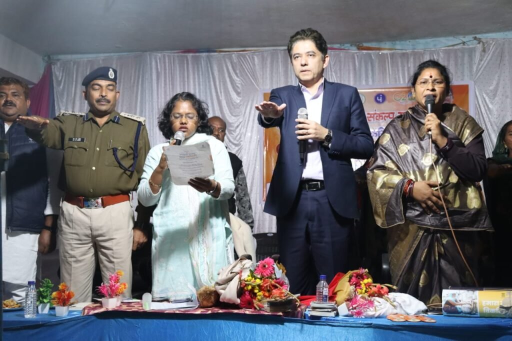 गढ़गोढ़ी पहुंचे कटारिया-<em>विकसित भारत संकल्प यात्रा का अंतिम व्यक्ति तक पहुंचे लाभ- अमित कटारिया,केंद्रीय नोडल अधिकारी अमित कटारिया पहुंचे जिले के दौरे पर,जनपद पंचायत सक्ती के गढ़गोढ़ी में आयोजित विकसित भारत संकल्प यात्रा का किया निरीक्षण, हितग्राहियों से की चर्चा</em> kshititech