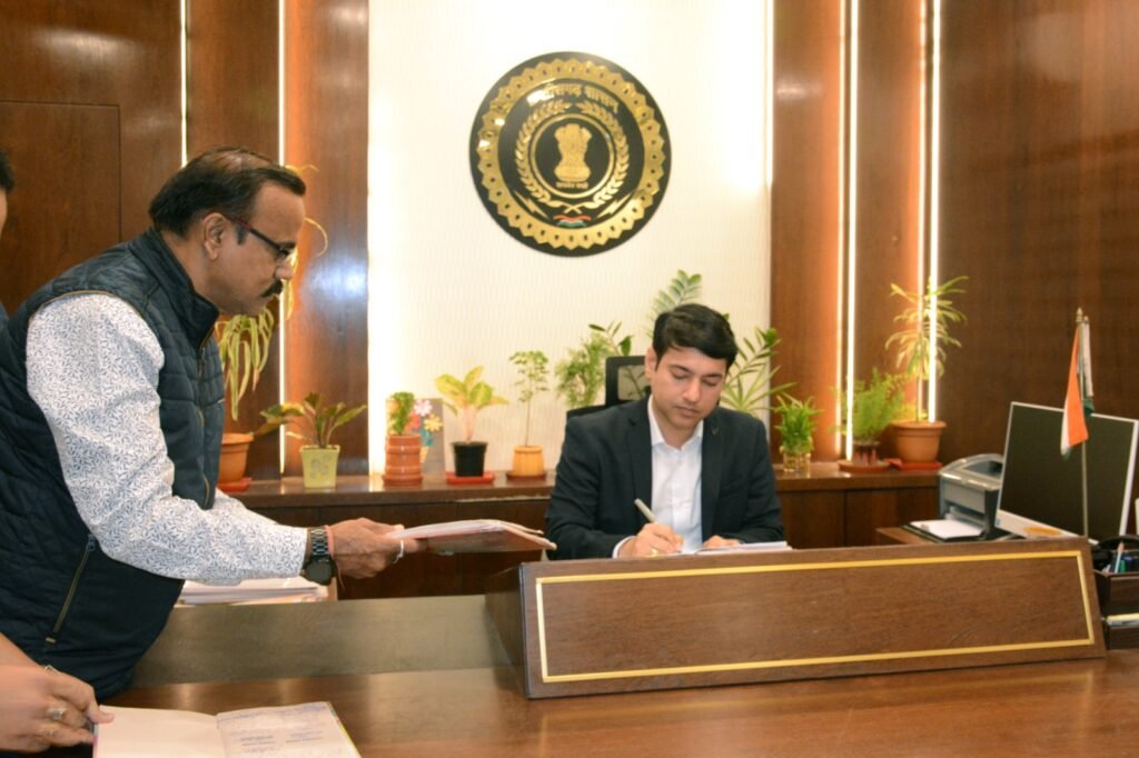 <em>तबादला आदेश जारी होने के चंद्र घंटे में ही नए कलेक्टर आकाश ने किया पर पदभार ग्रहण, 2017 बैच के आईएएस अफसर हैं छिकारा</em> kshititech