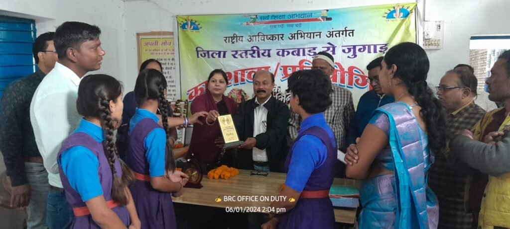 <em>कबाड़ से जुगाड़ कार्यक्रम में विद्यार्थियों ने दिखाया उत्साह- शक्ति बीईओ के पी राठौर ने कहा -बच्चों के मॉडल सराहनीय, बच्चों की प्रतिभाओं को निखारने के लिए स्कूल शिक्षा विभाग निरंतर कर रहा कार्य</em>, शक्ति जिले के चार ब्लॉक के विद्यार्थियों ने करी सहभागिता kshititech