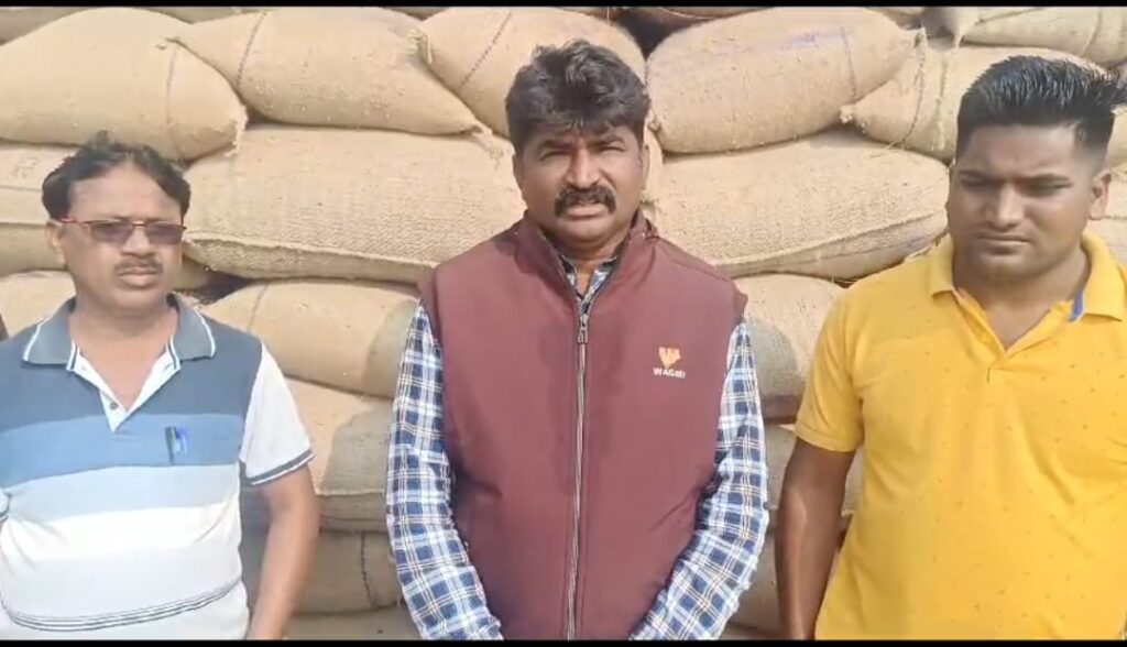 जिला प्रशासन की कार्रवाई- <em>अंततः हटाए गए अड़भार धान खरीदी केंद्र प्रभारी,तेजलाल कर्ष को मिला प्रभार, शिकायतकर्ता पूर्व नगर पंचायत अध्यक्ष ने कहा प्रशासन की कार्रवाई से किसानों को मिलेगी राहत</em>, कार्तिक रात्रे ने कहा- धान खरीदी केंद्रों में हो रही मनमानी से किसान थे परेशान जिला प्रशासन की कार्रवाई- <em>अंततः हटाए गए अड़भार धान खरीदी केंद्र प्रभारी,तेजलाल कर्ष को मिला प्रभार, शिकायतकर्ता पूर्व नगर पंचायत अध्यक्ष ने कहा प्रशासन की कार्रवाई से किसानों को मिलेगी राहत</em>, कार्तिक रात्रे ने कहा- धान खरीदी केंद्रों में हो रही मनमानी से किसान थे परेशान kshititech