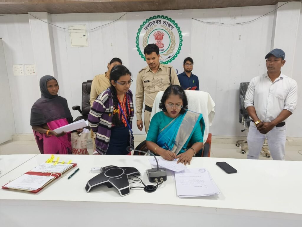 <em>शक्ति जिले में गणतंत्र पर्व की चालू हुई प्रशासनिक तैयारियां- भव्य रूप से जेठा में मनेगा गणतंत्र दिवस कार्यक्रम, कलेक्टर की टीएल मीटिंग में जिले में निर्माण कार्यों की प्रगति पर हुई चर्चा, जनदर्शन में नूपुर ने सुनी आम जनों की समस्याएं</em>, सरकारी निर्माण कार्यों की धीमी गति पर कलेक्टर की नाराजगी kshititech