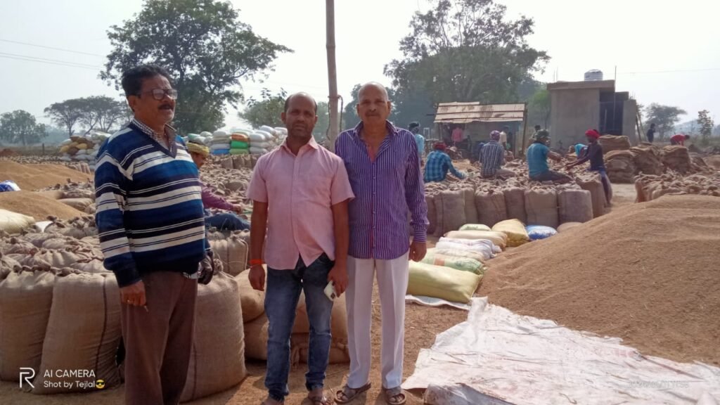 <em>विधायक प्रतिनिधि ज्योतिष गर्ग ने किया अड़भार के धान खरीदी केंद्र का निरीक्षण,ज्योतिष ने कहा- बरदानों की कमी एवं धान का उठाव नहीं होने से परेशान हो रहे किसान, भाजपा सरकार आने के बाद व्यवस्थाएं हो गई चौपट, कृषक झेल रहे परेशानियां</em>, पूर्व में भाजपा नेता कार्तिक रात्रे ने भी खरीदी केंद्रों में लगाया था और अव्यवस्था का आरोप <em>विधायक प्रतिनिधि ज्योतिष गर्ग ने किया अड़भार के धान खरीदी केंद्र का निरीक्षण,ज्योतिष ने कहा- बरदानों की कमी एवं धान का उठाव नहीं होने से परेशान हो रहे किसान, भाजपा सरकार आने के बाद व्यवस्थाएं हो गई चौपट, कृषक झेल रहे परेशानियां</em>, पूर्व में भाजपा नेता कार्तिक रात्रे ने भी खरीदी केंद्रों में लगाया था और अव्यवस्था का आरोप kshititech