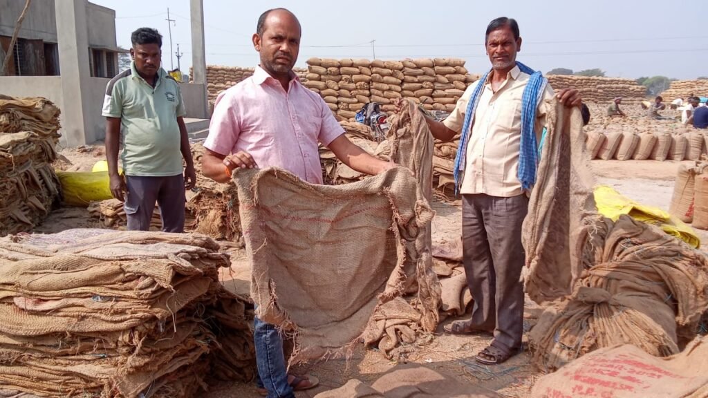 <em>विधायक प्रतिनिधि ज्योतिष गर्ग ने किया अड़भार के धान खरीदी केंद्र का निरीक्षण,ज्योतिष ने कहा- बरदानों की कमी एवं धान का उठाव नहीं होने से परेशान हो रहे किसान, भाजपा सरकार आने के बाद व्यवस्थाएं हो गई चौपट, कृषक झेल रहे परेशानियां</em>, पूर्व में भाजपा नेता कार्तिक रात्रे ने भी खरीदी केंद्रों में लगाया था और अव्यवस्था का आरोप <em>विधायक प्रतिनिधि ज्योतिष गर्ग ने किया अड़भार के धान खरीदी केंद्र का निरीक्षण,ज्योतिष ने कहा- बरदानों की कमी एवं धान का उठाव नहीं होने से परेशान हो रहे किसान, भाजपा सरकार आने के बाद व्यवस्थाएं हो गई चौपट, कृषक झेल रहे परेशानियां</em>, पूर्व में भाजपा नेता कार्तिक रात्रे ने भी खरीदी केंद्रों में लगाया था और अव्यवस्था का आरोप kshititech