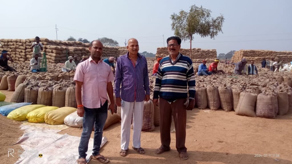 <em>विधायक प्रतिनिधि ज्योतिष गर्ग ने किया अड़भार के धान खरीदी केंद्र का निरीक्षण,ज्योतिष ने कहा- बरदानों की कमी एवं धान का उठाव नहीं होने से परेशान हो रहे किसान, भाजपा सरकार आने के बाद व्यवस्थाएं हो गई चौपट, कृषक झेल रहे परेशानियां</em>, पूर्व में भाजपा नेता कार्तिक रात्रे ने भी खरीदी केंद्रों में लगाया था और अव्यवस्था का आरोप <em>विधायक प्रतिनिधि ज्योतिष गर्ग ने किया अड़भार के धान खरीदी केंद्र का निरीक्षण,ज्योतिष ने कहा- बरदानों की कमी एवं धान का उठाव नहीं होने से परेशान हो रहे किसान, भाजपा सरकार आने के बाद व्यवस्थाएं हो गई चौपट, कृषक झेल रहे परेशानियां</em>, पूर्व में भाजपा नेता कार्तिक रात्रे ने भी खरीदी केंद्रों में लगाया था और अव्यवस्था का आरोप kshititech