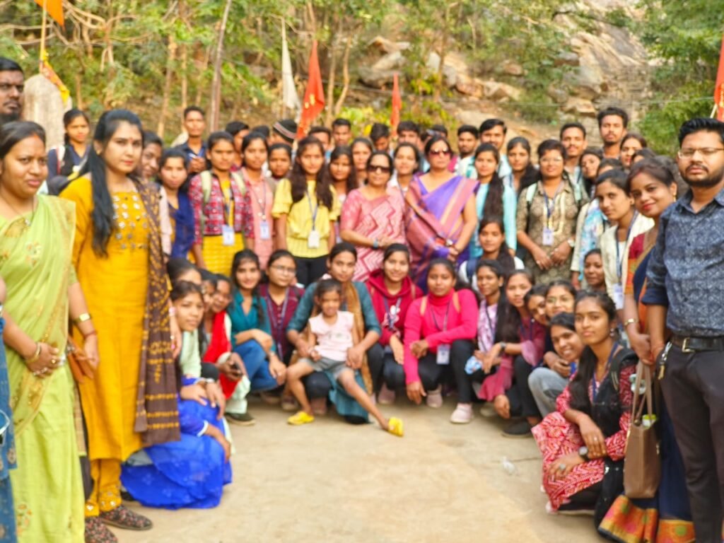 महाविद्यालय की अनुकरणीय पहल-<em>जे.एल.एन. डिग्री कालेज सक्ती के बी.एस.सी. द्वितीय एवं तृतीय वर्ष के 73 छात्र/छात्राओं ने किया शैक्षणिक भ्रमण, अनेकों स्थानों पर हुए शैक्षणिक भ्रमण से उत्साहित हुए विद्यार्थी</em>, रेशम पालन केंद्र सहित पर्यटन स्थलों का भी किया गया भ्रमण, प्राचार्य डॉक्टर शालू पाहवा ने कहा- ऐसे भ्रमण से बच्चों को मिलती है जानकारियां kshititech