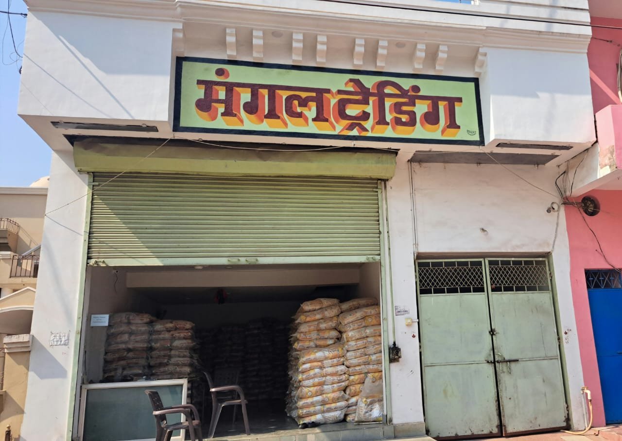 रिहायशी क्षेत्र में चोरी की घटना- <em>शक्ति शहर के रिहायशी इलाके में चोरों ने बोला धावा, दुकान से हो गई 01 लाख की चोरी, 24 घंटे पुलिस की गश्त वाली रोड है एसपी निवास से महज कुछ ही दूरी पर है घटनास्थल, एक ही स्थान पर तीसरी बार हुई चोरी की घटना</em> kshititech