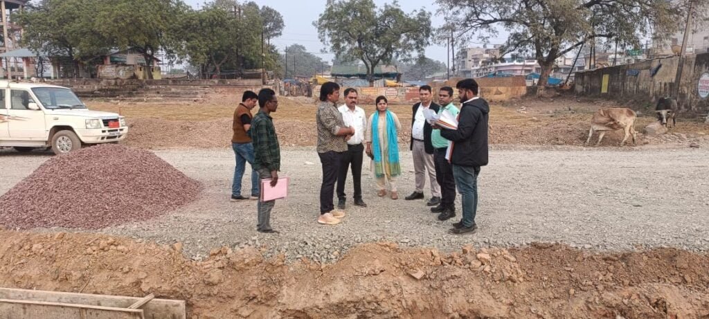 <em>तोड़ा अतिक्रमण, नहीं हो पाया विकास- शक्ति एसडीएम ने लगाई ठेकेदारों को कड़ी फटकार-बुधवारी बाजार में चल रहे निर्माण कार्यों की धीमी गति पर प्रशासनिक अधिकारी पहुंचे निरीक्षण करने,करोड़ो की लागत से बन रहे निर्माण कार्यों की कछुआ गति से नहीं दिख रहा विकास, शक्ति कलेक्टर ने की टीएल मीटिंग के साथ ही जनदर्शन, सैकड़ो आशियाने तोड़कर भी प्रशासन नहीं कर पाया विकास</em> kshititech