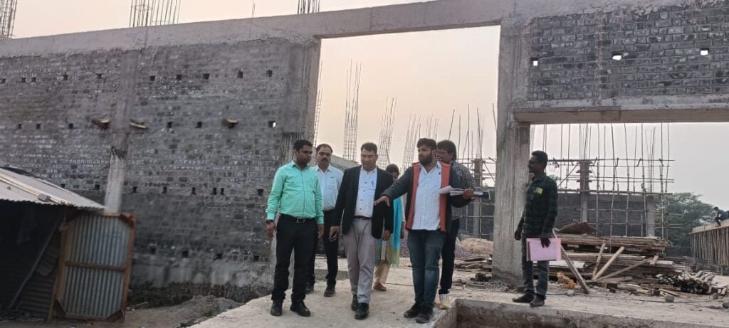 <em>तोड़ा अतिक्रमण, नहीं हो पाया विकास- शक्ति एसडीएम ने लगाई ठेकेदारों को कड़ी फटकार-बुधवारी बाजार में चल रहे निर्माण कार्यों की धीमी गति पर प्रशासनिक अधिकारी पहुंचे निरीक्षण करने,करोड़ो की लागत से बन रहे निर्माण कार्यों की कछुआ गति से नहीं दिख रहा विकास, शक्ति कलेक्टर ने की टीएल मीटिंग के साथ ही जनदर्शन, सैकड़ो आशियाने तोड़कर भी प्रशासन नहीं कर पाया विकास</em> kshititech