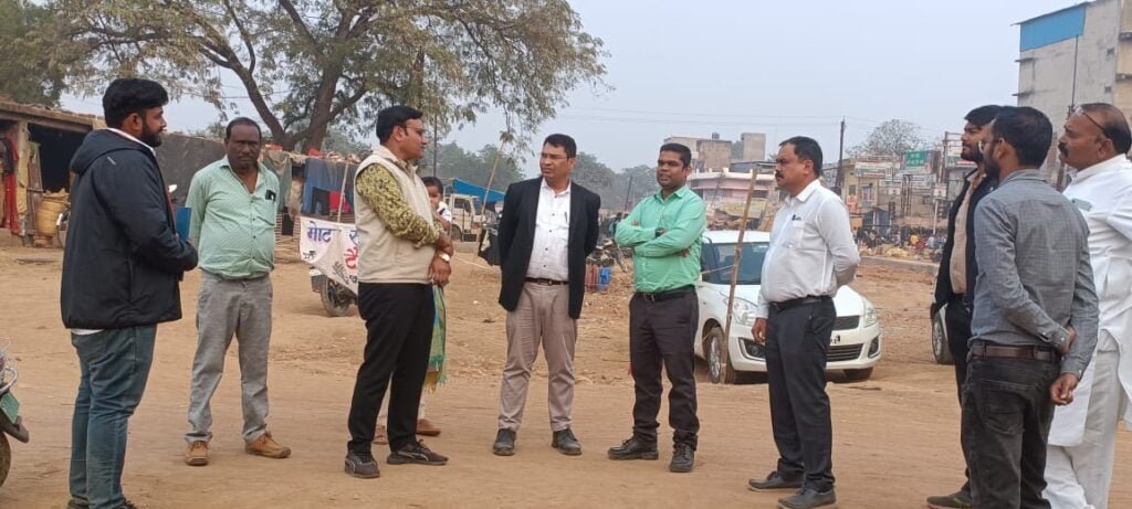 <em>तोड़ा अतिक्रमण, नहीं हो पाया विकास- शक्ति एसडीएम ने लगाई ठेकेदारों को कड़ी फटकार-बुधवारी बाजार में चल रहे निर्माण कार्यों की धीमी गति पर प्रशासनिक अधिकारी पहुंचे निरीक्षण करने,करोड़ो की लागत से बन रहे निर्माण कार्यों की कछुआ गति से नहीं दिख रहा विकास, शक्ति कलेक्टर ने की टीएल मीटिंग के साथ ही जनदर्शन, सैकड़ो आशियाने तोड़कर भी प्रशासन नहीं कर पाया विकास</em> kshititech