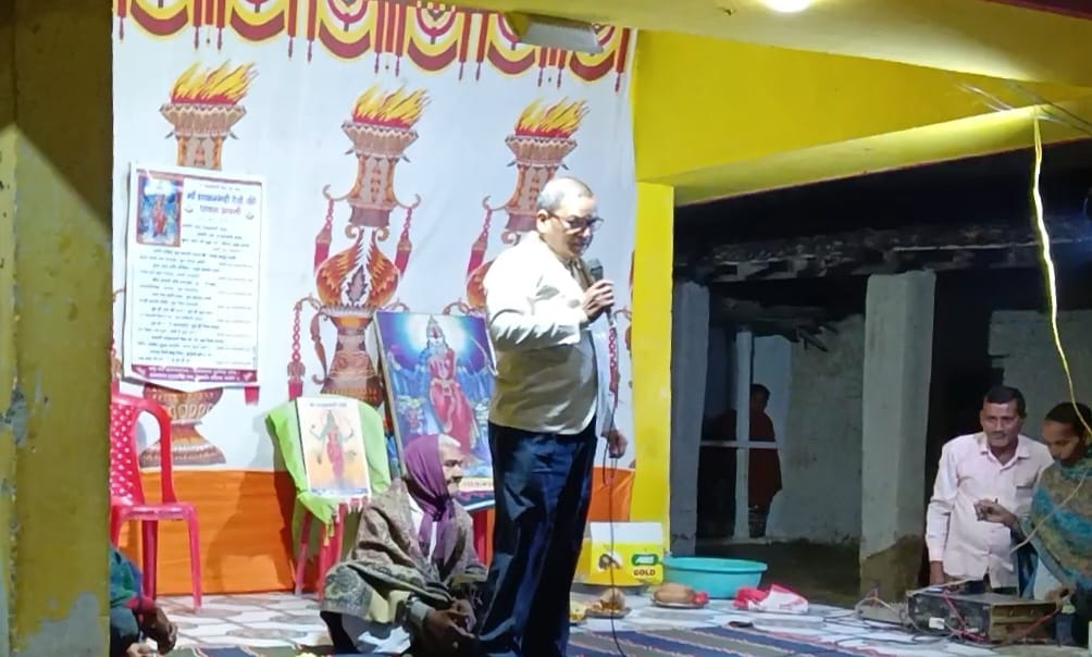 <em>धूमधाम से मनाया गया शांकभरी जंयती उत्सव,सकरेली कलां के नवधा चौक में हुआ भव्य आयोजन,मां शांकभरी के आरती में शामिल हुए गांव से विशाल जनसमूह, सेवानिवृत्त कृषि अधिकारी रोशन लाल पटेल रहे अतिथि के रूप में मौजूद</em> kshititech