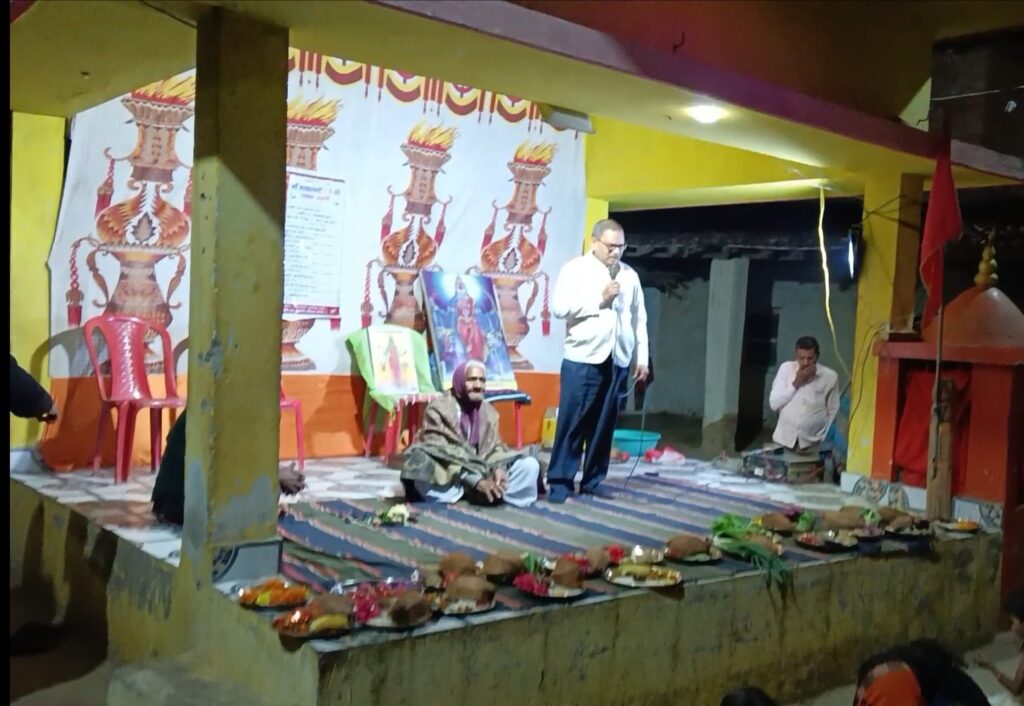 <em>धूमधाम से मनाया गया शांकभरी जंयती उत्सव,सकरेली कलां के नवधा चौक में हुआ भव्य आयोजन,मां शांकभरी के आरती में शामिल हुए गांव से विशाल जनसमूह, सेवानिवृत्त कृषि अधिकारी रोशन लाल पटेल रहे अतिथि के रूप में मौजूद</em> kshititech