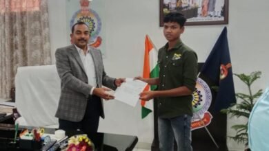 <em>आरक्षक पिता की मृत्यु पश्चात बालक </em>प्रिंस <em>को मिली बाल आरक्षक के रूप में नियुक्ति, शक्ति जिले के वरिष्ठ पुलिस अधीक्षक अहीरे ने दिया बाल आरक्षक को नियुक्ति पत्र, बिलासपुर आईजी के निर्देश पर की गई नियुक्ति</em> <em>आरक्षक पिता की मृत्यु पश्चात बालक </em>प्रिंस <em>को मिली बाल आरक्षक के रूप में नियुक्ति, शक्ति जिले के वरिष्ठ पुलिस अधीक्षक अहीरे ने दिया बाल आरक्षक को नियुक्ति पत्र, बिलासपुर आईजी के निर्देश पर की गई नियुक्ति</em> kshititech