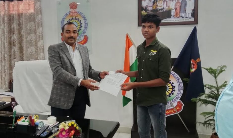 <em>आरक्षक पिता की मृत्यु पश्चात बालक </em>प्रिंस <em>को मिली बाल आरक्षक के रूप में नियुक्ति, शक्ति जिले के वरिष्ठ पुलिस अधीक्षक अहीरे ने दिया बाल आरक्षक को नियुक्ति पत्र, बिलासपुर आईजी के निर्देश पर की गई नियुक्ति</em> <em>आरक्षक पिता की मृत्यु पश्चात बालक </em>प्रिंस <em>को मिली बाल आरक्षक के रूप में नियुक्ति, शक्ति जिले के वरिष्ठ पुलिस अधीक्षक अहीरे ने दिया बाल आरक्षक को नियुक्ति पत्र, बिलासपुर आईजी के निर्देश पर की गई नियुक्ति</em> kshititech