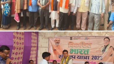 <em>सांसद प्रतिनिधि नेतराम चंद्रा पहुंचे विकसित भारत संकल्प यात्रा फरसवानी में, नेतराम ने कहा- मोदी सरकार की महत्वाकांक्षी योजना में है विकसित भारत यात्रा, सरकार की योजनाओं का लोगों तक लाभ पहुंचाना है इसका मुख्य उद्देश्य</em>,डभरा विकासखंड में गांव गांव तक पहुंच रही है विकसित भारत यात्रा kshititech
