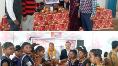 <em>शालेय परिवार ने दी सेवानिवृत्ति पर प्रधान पाठक राजेश्वर केरकेटा को विदाई</em>,केरकेट्टा ने कहा- विद्यालय परिवार के मिले स्नेह एवं शिक्षकों के सहयोग को नहीं भूल सकता कभी kshititech