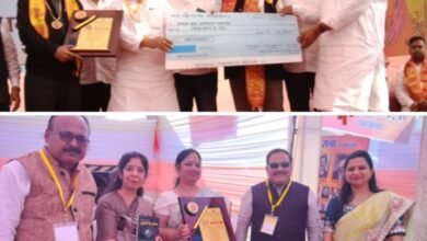 अग्रवाल समाज की सम्मानित विभूतियों को बधाई- <em>राजनांदगांव के अग्र अलंकरण समारोह में सम्मानित हुई छत्तीसगढ़ की 18 विभूतियां- प्रायोजक परिवारों के सदस्यों की मौजूदगी में किया गया सम्मान, छत्तीसगढ़ प्रांतीय अग्रवाल संगठन ने किया था आयोजन, विधानसभा अध्यक्ष डॉ रमन सिंह ने कहा- अग्रवाल समाज सेवा एवं रचनात्मक कार्यों में अग्रणी</em> kshititech