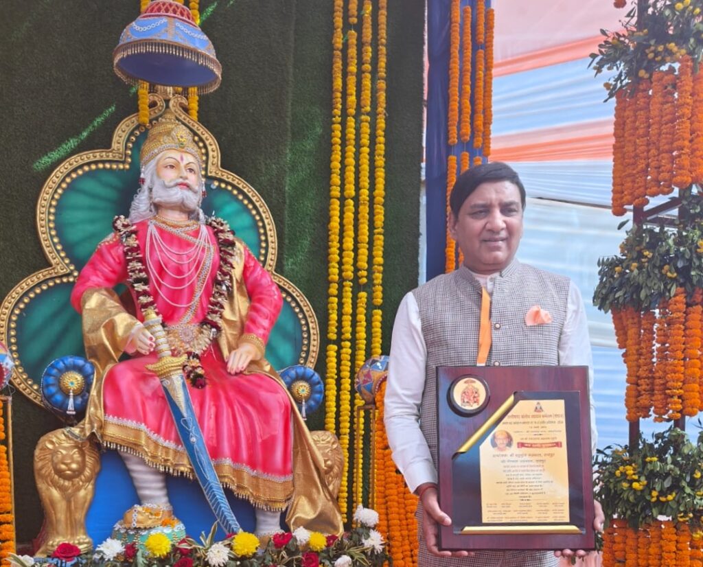 अग्रवाल समाज की सम्मानित विभूतियों को बधाई- <em>राजनांदगांव के अग्र अलंकरण समारोह में सम्मानित हुई छत्तीसगढ़ की 18 विभूतियां- प्रायोजक परिवारों के सदस्यों की मौजूदगी में किया गया सम्मान, छत्तीसगढ़ प्रांतीय अग्रवाल संगठन ने किया था आयोजन, विधानसभा अध्यक्ष डॉ रमन सिंह ने कहा- अग्रवाल समाज सेवा एवं रचनात्मक कार्यों में अग्रणी</em> अग्रवाल समाज की सम्मानित विभूतियों को बधाई- <em>राजनांदगांव के अग्र अलंकरण समारोह में सम्मानित हुई छत्तीसगढ़ की 18 विभूतियां- प्रायोजक परिवारों के सदस्यों की मौजूदगी में किया गया सम्मान, छत्तीसगढ़ प्रांतीय अग्रवाल संगठन ने किया था आयोजन, विधानसभा अध्यक्ष डॉ रमन सिंह ने कहा- अग्रवाल समाज सेवा एवं रचनात्मक कार्यों में अग्रणी</em> kshititech