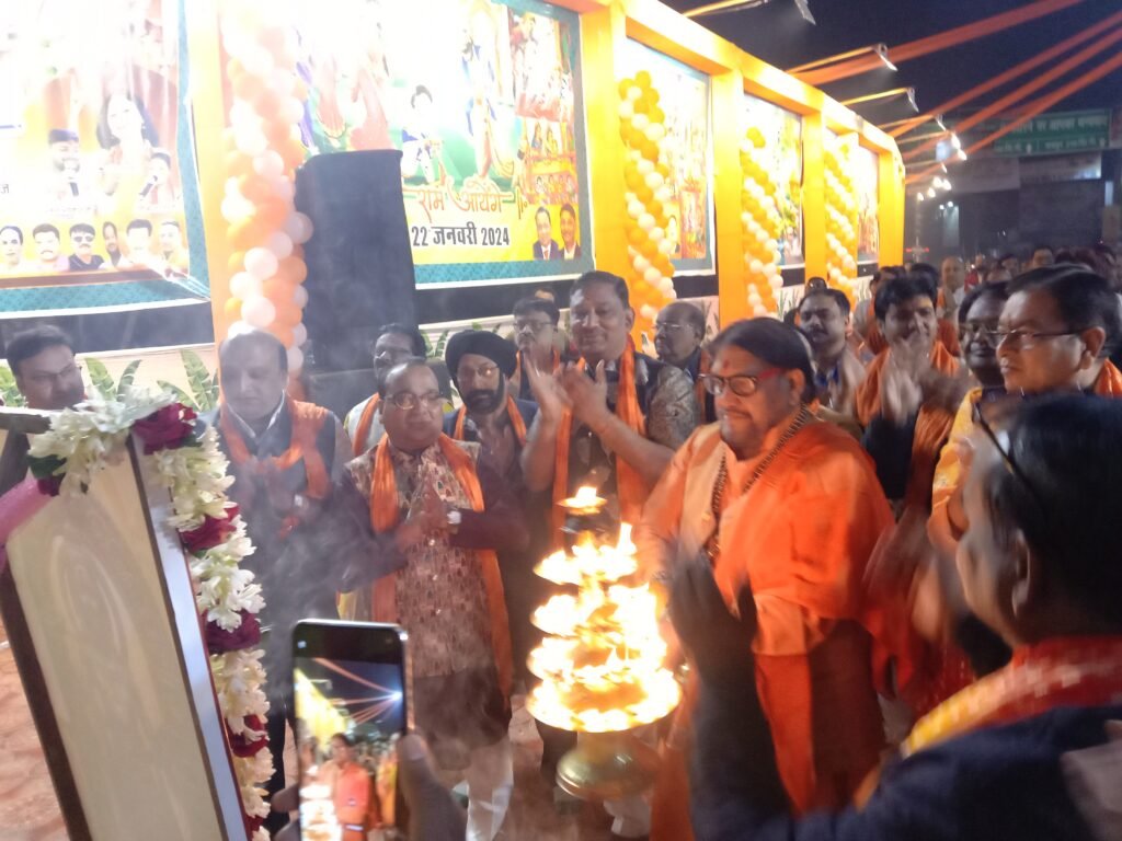 <em>शक्ति के अग्रसेन चौक में हुआ रामलला की प्राण प्रतिष्ठा पर भजन संध्या एवं कार सेवकों का सम्मान, महामंडलेश्वर अमृतानंद सरस्वती ने कहा- आज का दिन हम सभी के लिए गौरवशाली, अग्रसेन चौक को सजाया गया अयोध्या की तरह</em>, सम्मान से अभिभूत हुए कार सेवक, श्यामसुंदर अग्रवाल ने कहा- पूरा शहर आज डूबा राम जी की भक्ति में kshititech