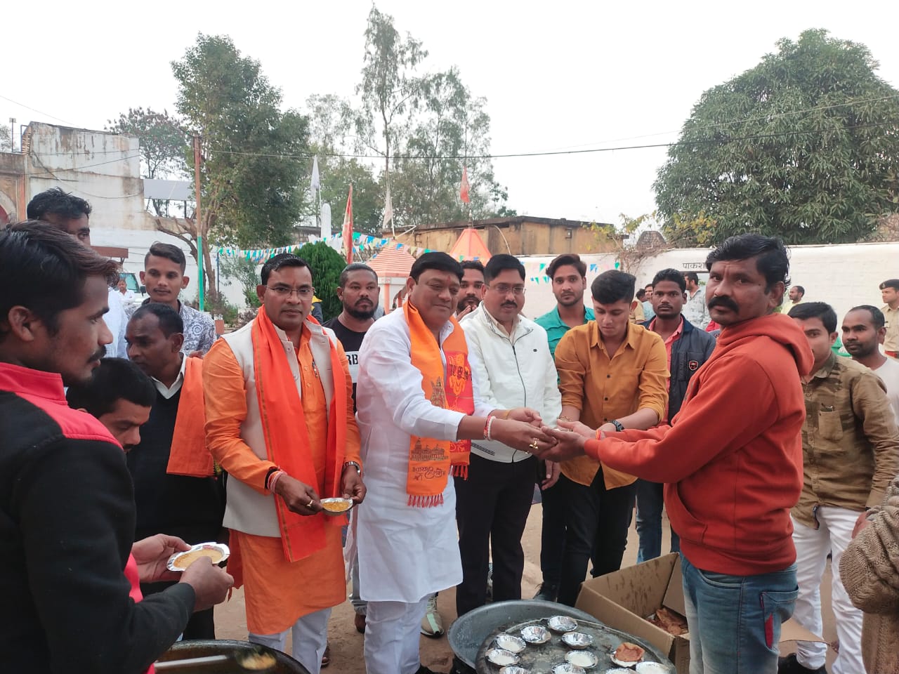 सेवा एवं धर्म की अनुकरणीय पहल- <em>नैला की श्री राजाराम सेवा समिति ने राम भक्तों को किया प्रसाद का वितरण, एलईडी पर हुआ अयोध्या का लाइव टेलीकास्ट, शेखर चंदेल के नेतृत्व में हुआ कार्यक्रम का आयोजन, जिला जेल जांजगीर के 350 बंदियों को भी किया गया पूड़ी- खीर का वितरण</em> सेवा एवं धर्म की अनुकरणीय पहल- <em>नैला की श्री राजाराम सेवा समिति ने राम भक्तों को किया प्रसाद का वितरण, एलईडी पर हुआ अयोध्या का लाइव टेलीकास्ट, शेखर चंदेल के नेतृत्व में हुआ कार्यक्रम का आयोजन, जिला जेल जांजगीर के 350 बंदियों को भी किया गया पूड़ी- खीर का वितरण</em> kshititech