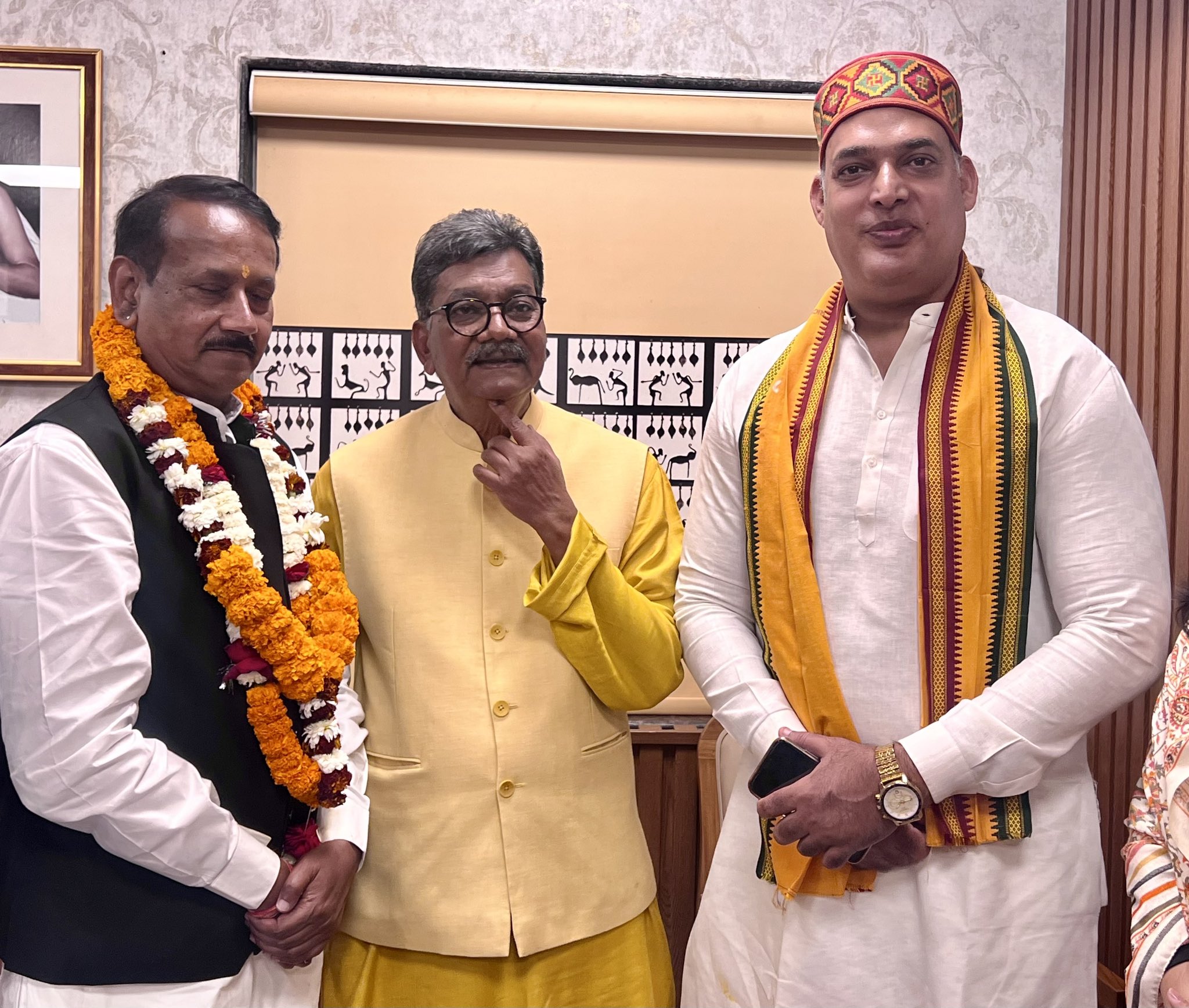 विधानसभा के नेता प्रतिपक्ष महंत से मुलाकात की भाजपा के राज्यसभा प्रत्याशी देवेंद्र प्रताप सिंह ने, नामांकन के पश्चात शिष्टाचार मुलाकात करने पहुंचे देवेंद्र प्रताप सिंह, सीएम के साथ देवेंद्र प्रताप सिंह ने किया अपना नामांकन दाखिल विधानसभा के नेता प्रतिपक्ष महंत से मुलाकात की भाजपा के राज्यसभा प्रत्याशी देवेंद्र प्रताप सिंह ने, नामांकन के पश्चात शिष्टाचार मुलाकात करने पहुंचे देवेंद्र प्रताप सिंह, सीएम के साथ देवेंद्र प्रताप सिंह ने किया अपना नामांकन दाखिल kshititech