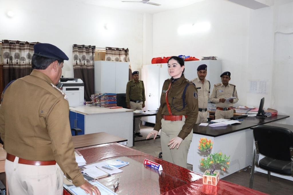 आईपीएस अंकिता शर्मा ने ली जिले के पुलिस अधिकारियों की बैठक, अंकिता ने कहा- अपराधियों में हो पुलिस का ख़ौफ़ एवं जनता में पुलिस के प्रति हो विश्वास की भावना, पुलिस लाइन एवं शक्ति थाने का किया निरीक्षण आईपीएस अंकिता शर्मा ने ली जिले के पुलिस अधिकारियों की बैठक, अंकिता ने कहा- अपराधियों में हो पुलिस का ख़ौफ़ एवं जनता में पुलिस के प्रति हो विश्वास की भावना, पुलिस लाइन एवं शक्ति थाने का किया निरीक्षण kshititech