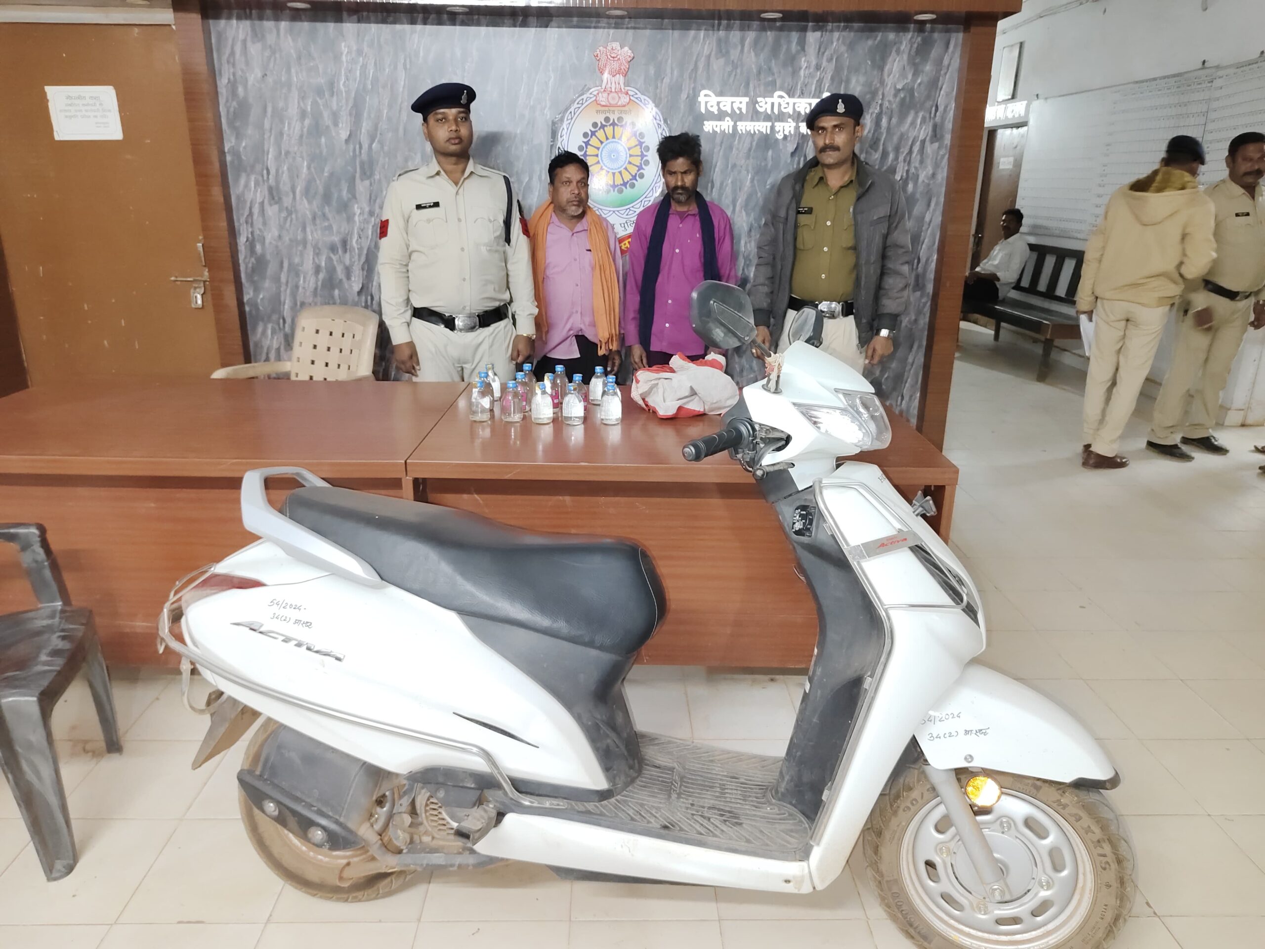 नशे के खिलाफ सक्ति पुलिस-अवैध शराब विक्रेताओं के खिलाफ शक्ति पुलिस की ताड़ बतोड़ कार्रवाई,एसपी के निर्देशन में टी आई विवेक शर्मा की टीम सक्रिय, अलग-अलग मामलों में 05 आरोपी हुए गिरफ्तार, टीआई विवेक शर्मा ने कहा- अवैध शराब विक्रेताओं पर पुलिस करेगी लगातार कार्रवाई kshititech