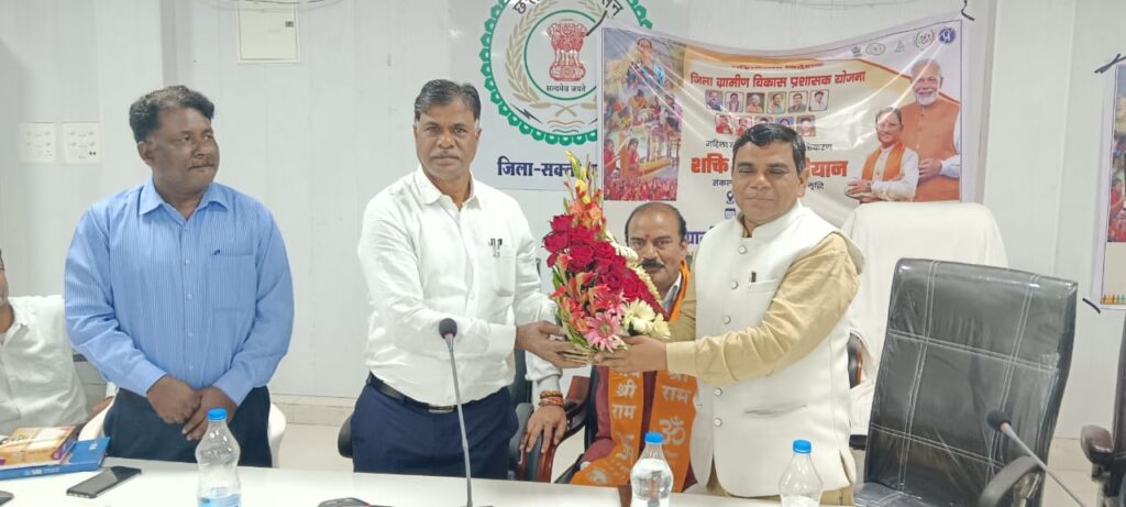 जिला कलेक्ट्रेट शक्ति के सभागार में शक्ति वंदन अभियान के तहत हुआ महिला स्व सहायता समूहो का सम्मेलन, जिला भाजपा कोषाध्यक्ष रामनरेश यादव रहे मुख्य अतिथि के रूप में मौजूद, श्री यादव ने कहा- मोदी की लखपति दीदी योजना के तहत महिलाएं बनेंगी आर्थिक रूप से मजबूत जिला कलेक्ट्रेट शक्ति के सभागार में शक्ति वंदन अभियान के तहत हुआ महिला स्व सहायता समूहो का सम्मेलन, जिला भाजपा कोषाध्यक्ष रामनरेश यादव रहे मुख्य अतिथि के रूप में मौजूद, श्री यादव ने कहा- मोदी की लखपति दीदी योजना के तहत महिलाएं बनेंगी आर्थिक रूप से मजबूत kshititech